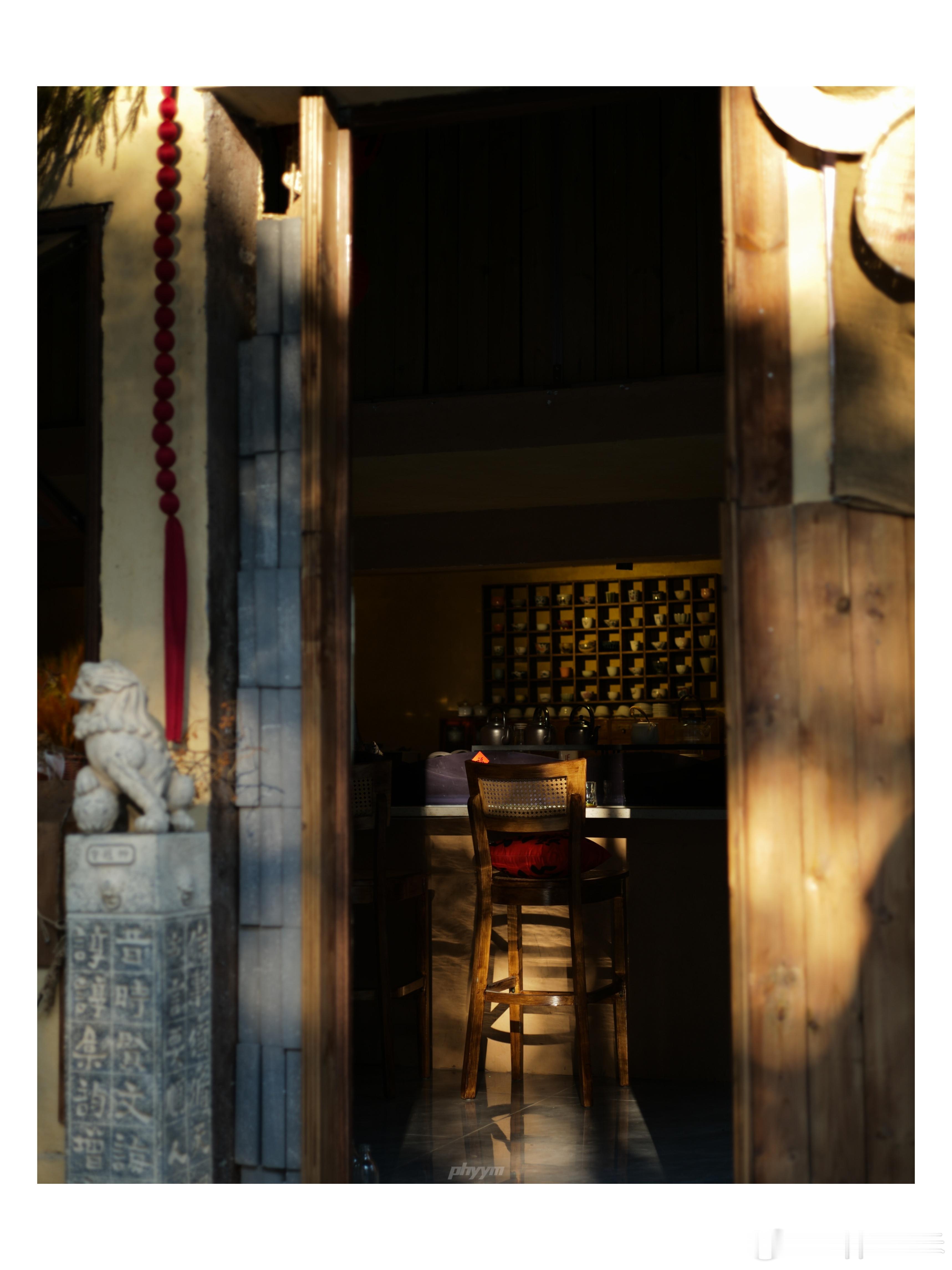 家附近咖啡店之类的地方不少但能待的却很少还是安安静静的地方好 