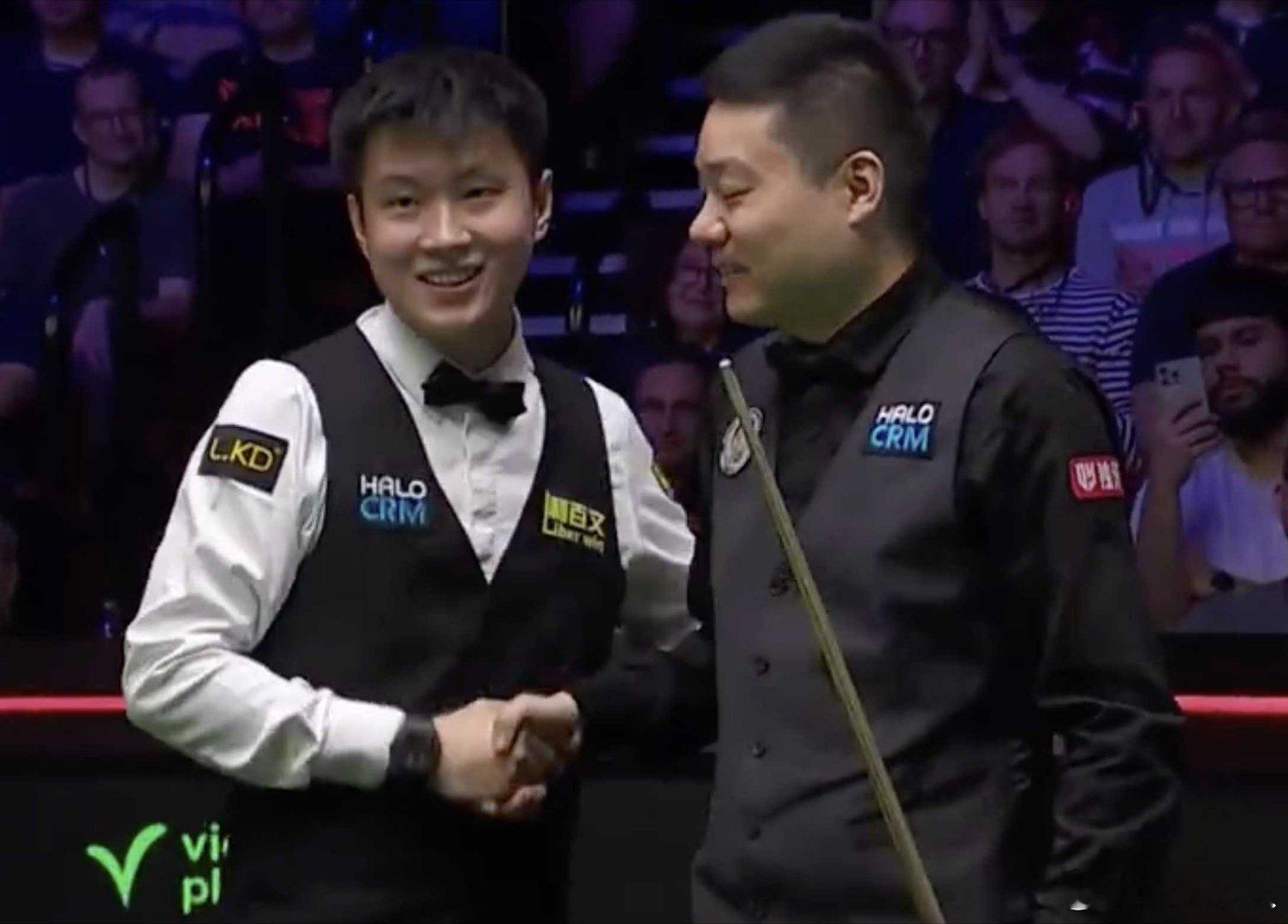 赵心童战胜丁俊晖进八强 斯诺克世锦赛中国德比：赵心童轰3杆破百 13-9淘汰丁俊