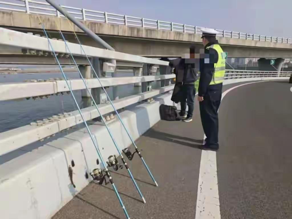 钓鱼佬青岛胶州湾跨海大桥玩命垂钓惊呆交警！网友惊呼：为了钓鱼连命都不要了吗？青岛