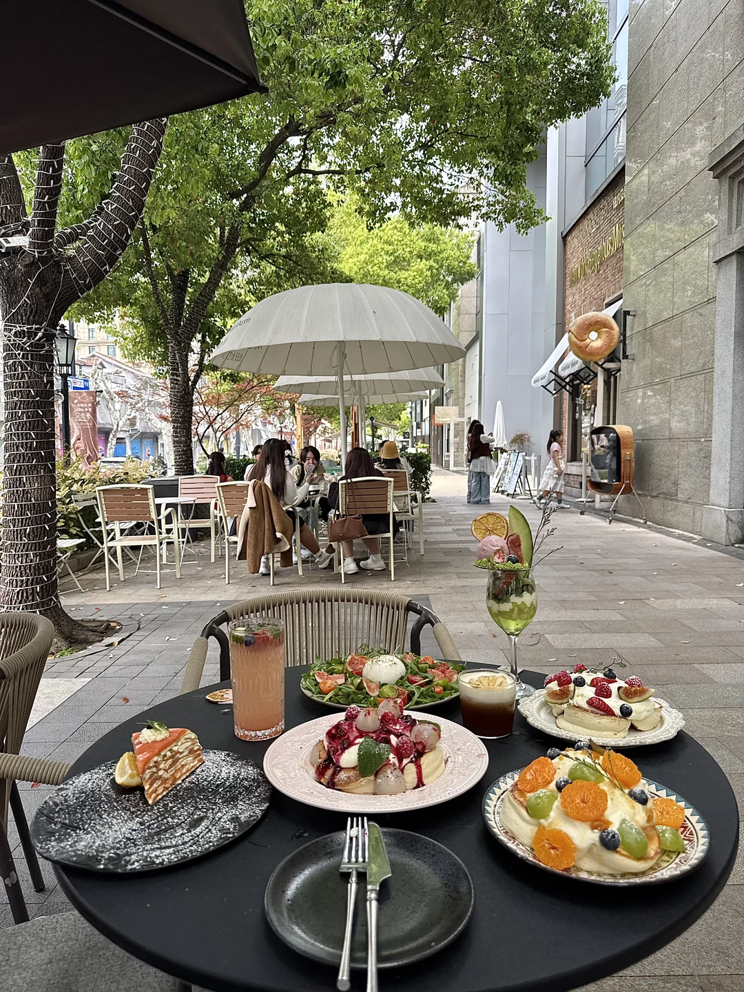 没去巴黎！！是上海新天地……