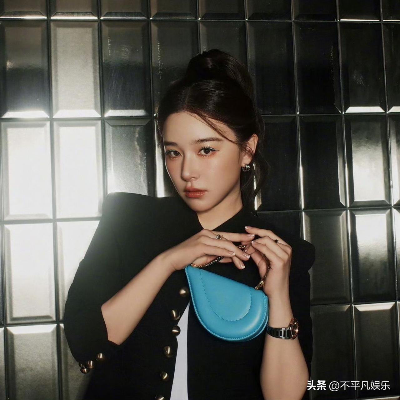 在活动现场的聚光灯下，阚清子优雅现身，瞬间成为全场焦点。她身着一袭剪裁精妙的礼服