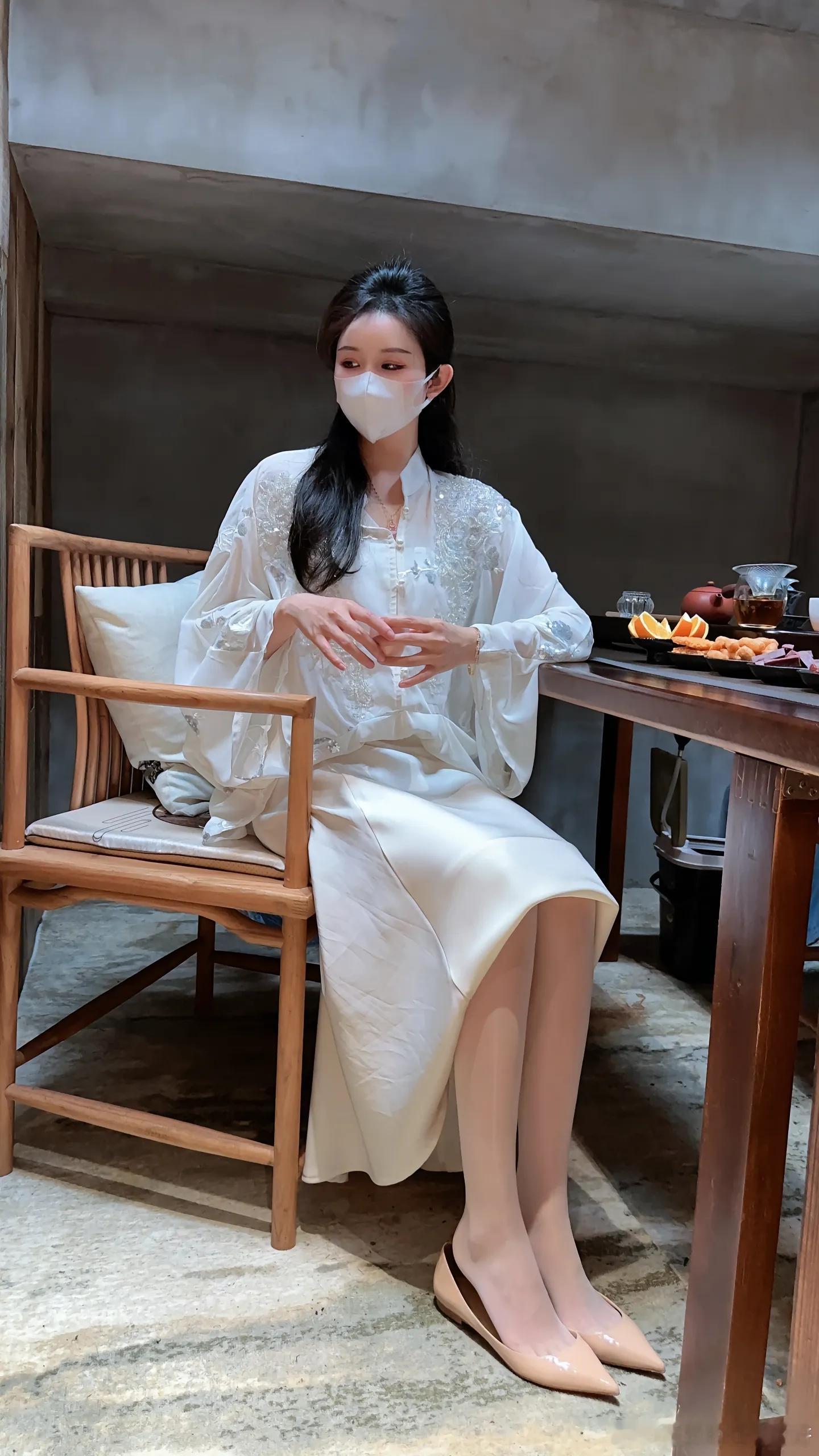 肉色丝袜、裸色平底鞋，配上古装风，简直不要太美了～ ​​​