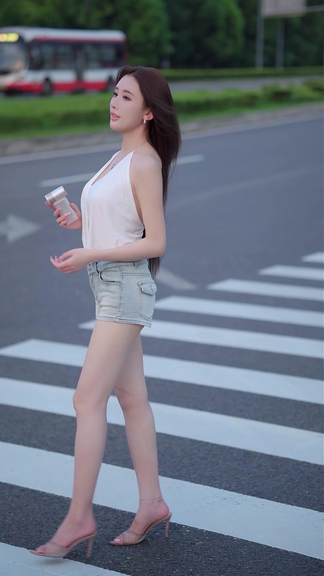 上身简约随性完全不紧绷，搭配尖头高跟鞋一下子就把氛围感拉满
日常出门穿舒适又显气