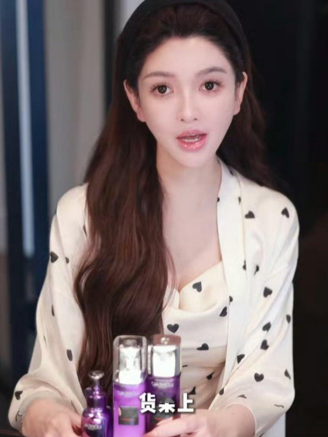 叶珂又变样了 “珂学家”叶珂在直播中，网友发现面部特征再度出现明显调整，脸型圆润