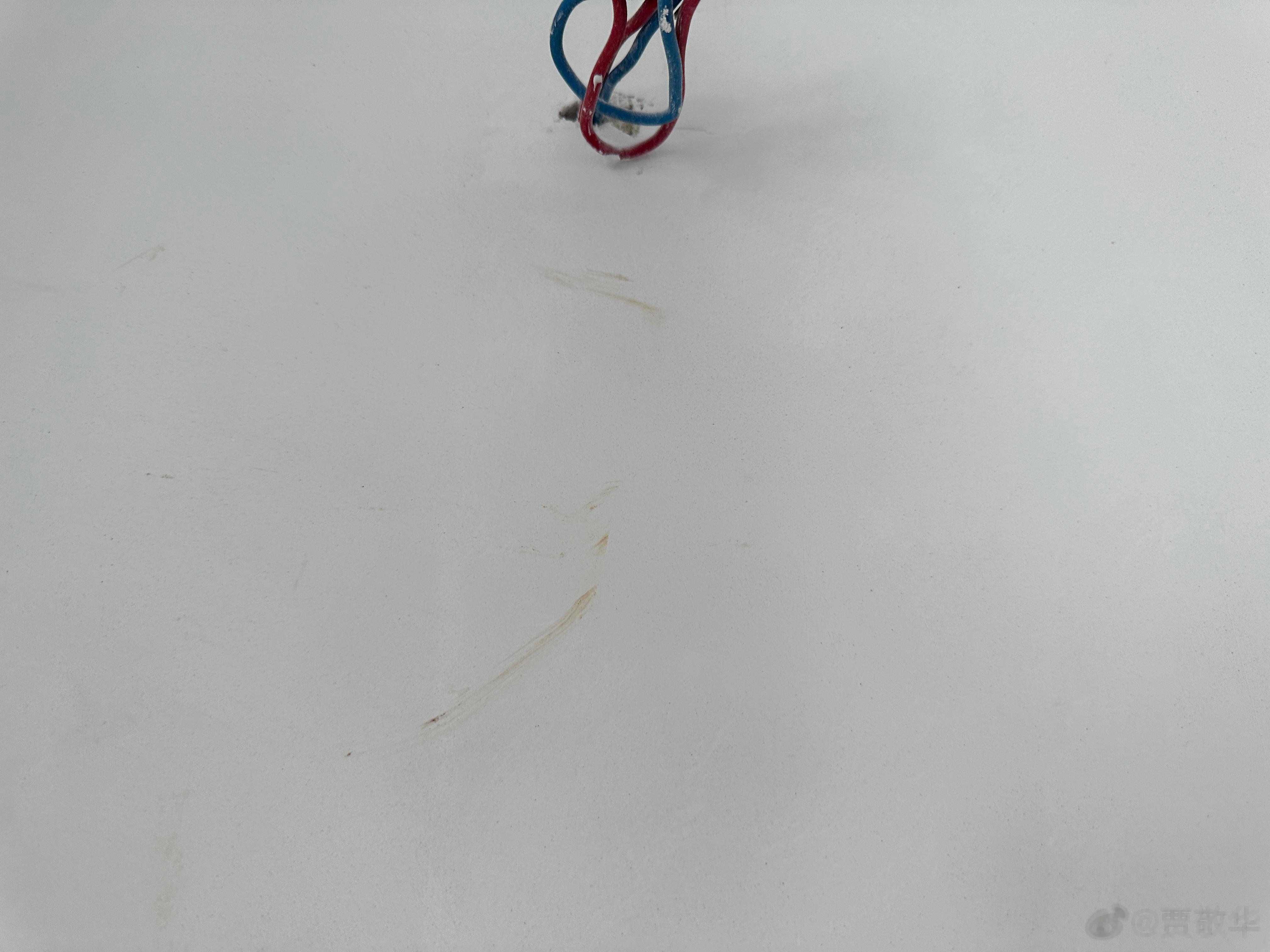 最近被装修的师傅恶心的不行，墙面不平来修补，结果还是墙面不平，还多了黄歪歪的东西