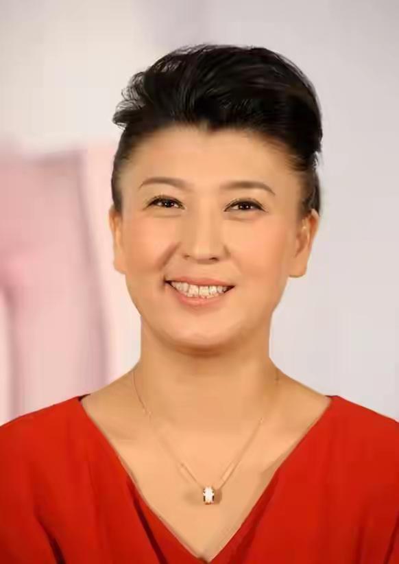 艺人闫学晶因炫富言论、消费亲情、偷税漏税等争议彻底塌房。她被曝哭穷卖惨却坐拥多套