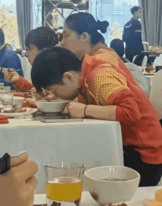 应该是累的快睡着了，又困又饿！就像小宝宝打着盹也不能饿肚皮的感觉！[捂脸][比心