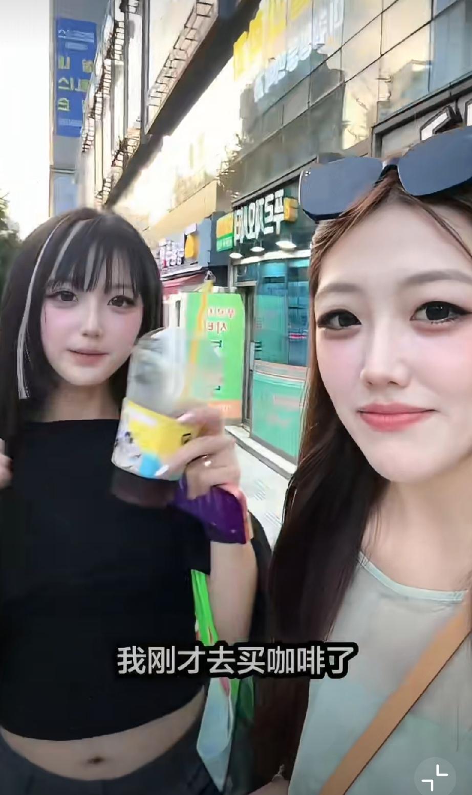 这是在韩国的中国网友分享的视频，她们吐槽在韩国被韩国刻薄老头当众诬陷丢垃圾，因为