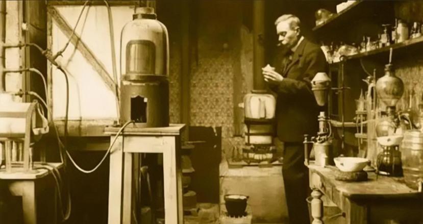 1669年的汉堡街头，木桶在巷弄里排了半条街，桶里晃荡的不是酒，是市民排队送来的