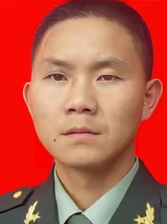 [中国赞]2001年2月11日，从成都开往武昌的K148次列车上，76名穿着打扮