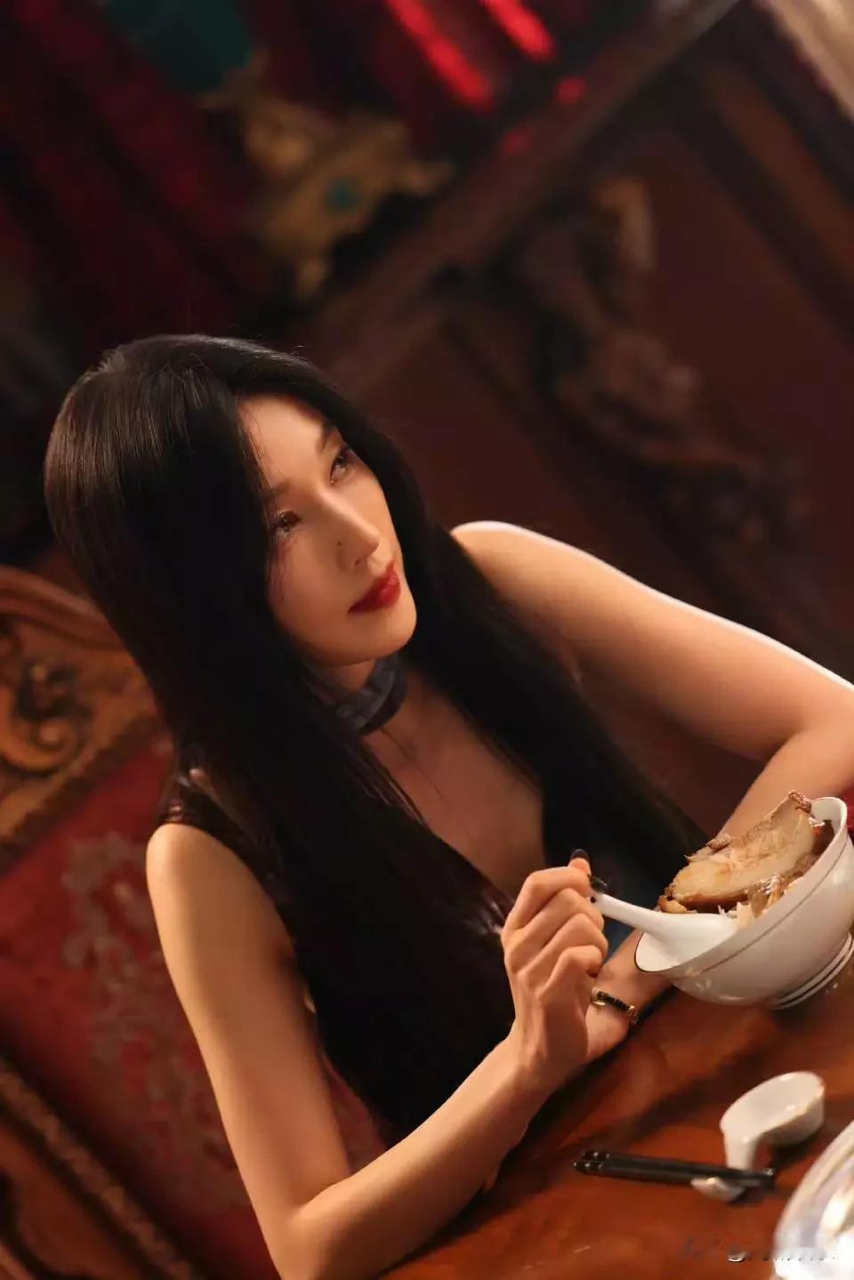 张俪这组剧照简直在玩“一键换装”魔法！黑吊带配烛光，那光线跟长了眼睛似的专往她锁