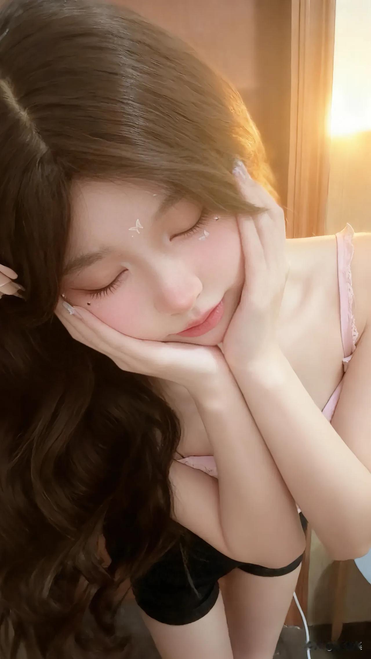 温柔甜美的少女心，粉嫩睡衣与自然光交相辉映，让人心生爱意。💖💕💓