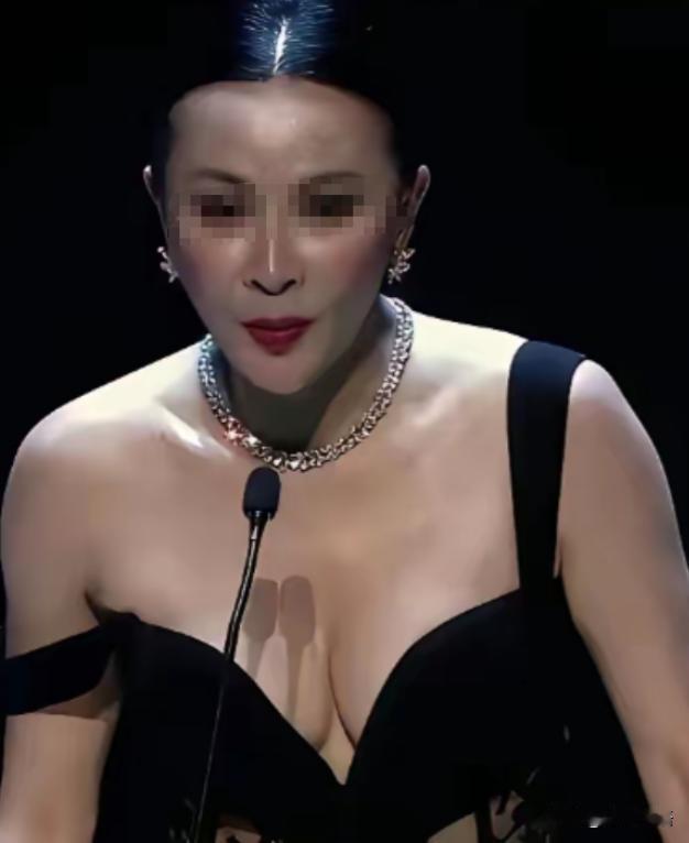 有个很奇怪的事情
女人的胸部是隐私部位，陌生人看不得，更摸不得，那不是应该好好的
