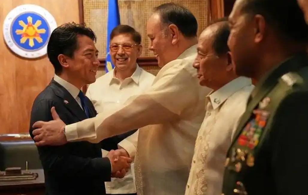 这绝不是什么巧合。
 
6月1日，菲律宾防长宣布，将正式从日本接收5艘“阿武隈级