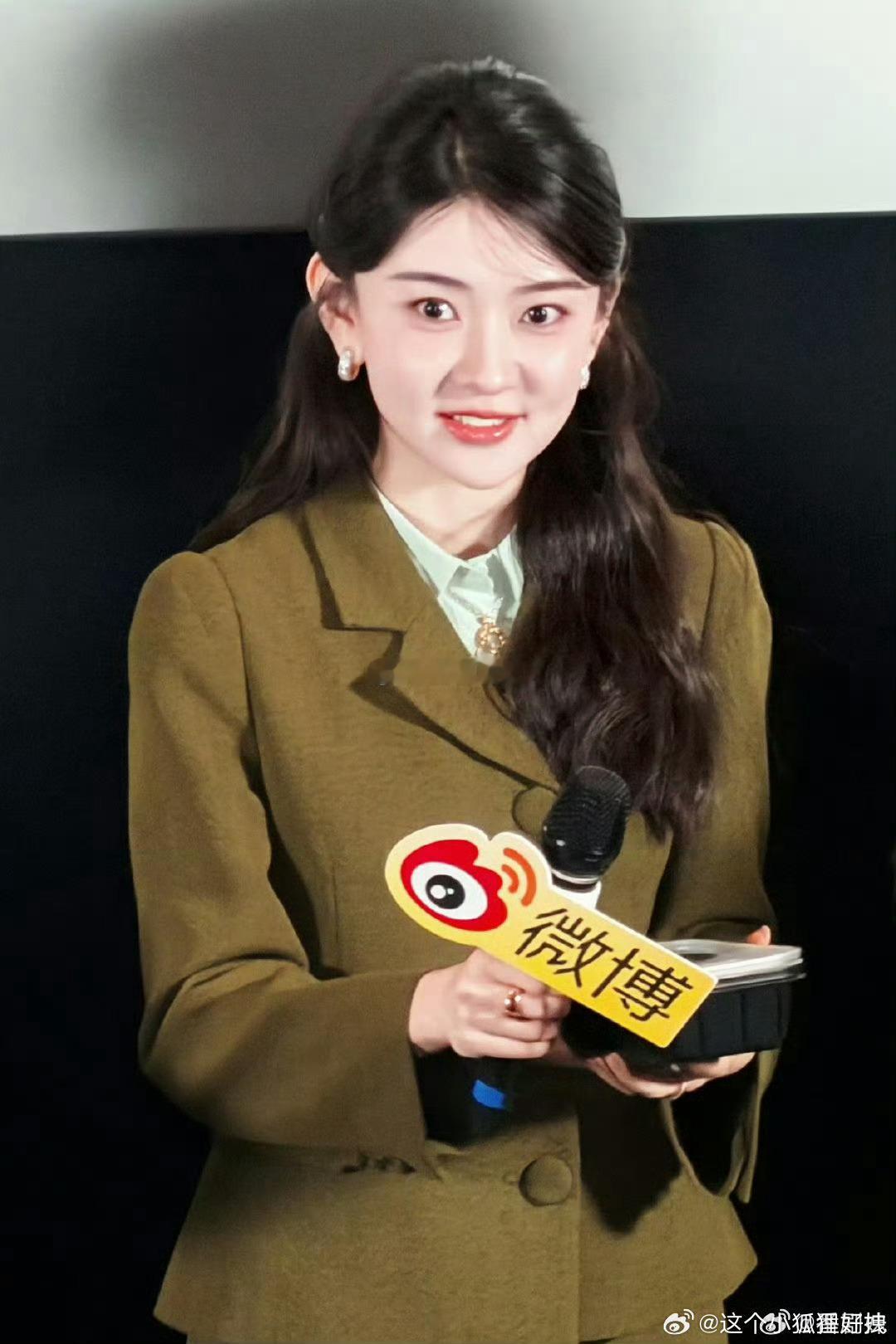 梁洁美成洋娃娃了 梁洁的美，宛如童话中走出的洋娃娃，精致又迷人。她抱着鸡排登上舞