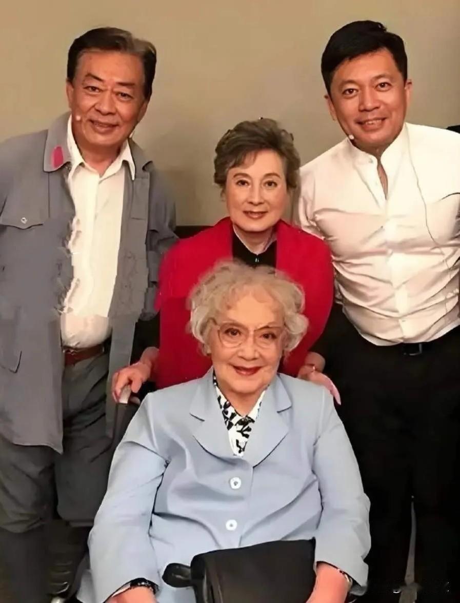 上影厂两代最美丽的女演员王丹凤和向梅同框。
王丹凤颜值巅峰的电影之作是影片《护士