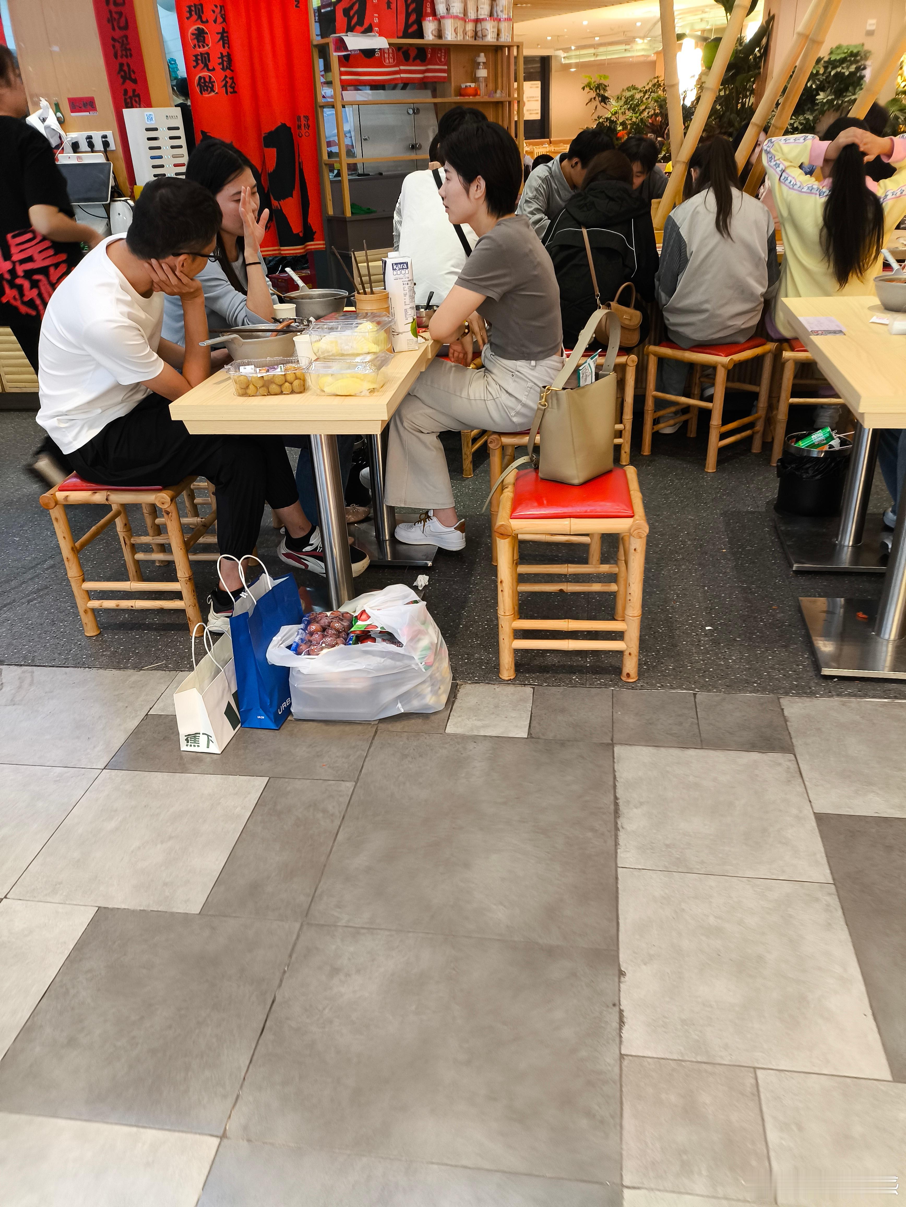 聊得恰到好处的小秘密当对话陷入沉默，你可以轻轻接过话题，比如：“对了，我最近看到
