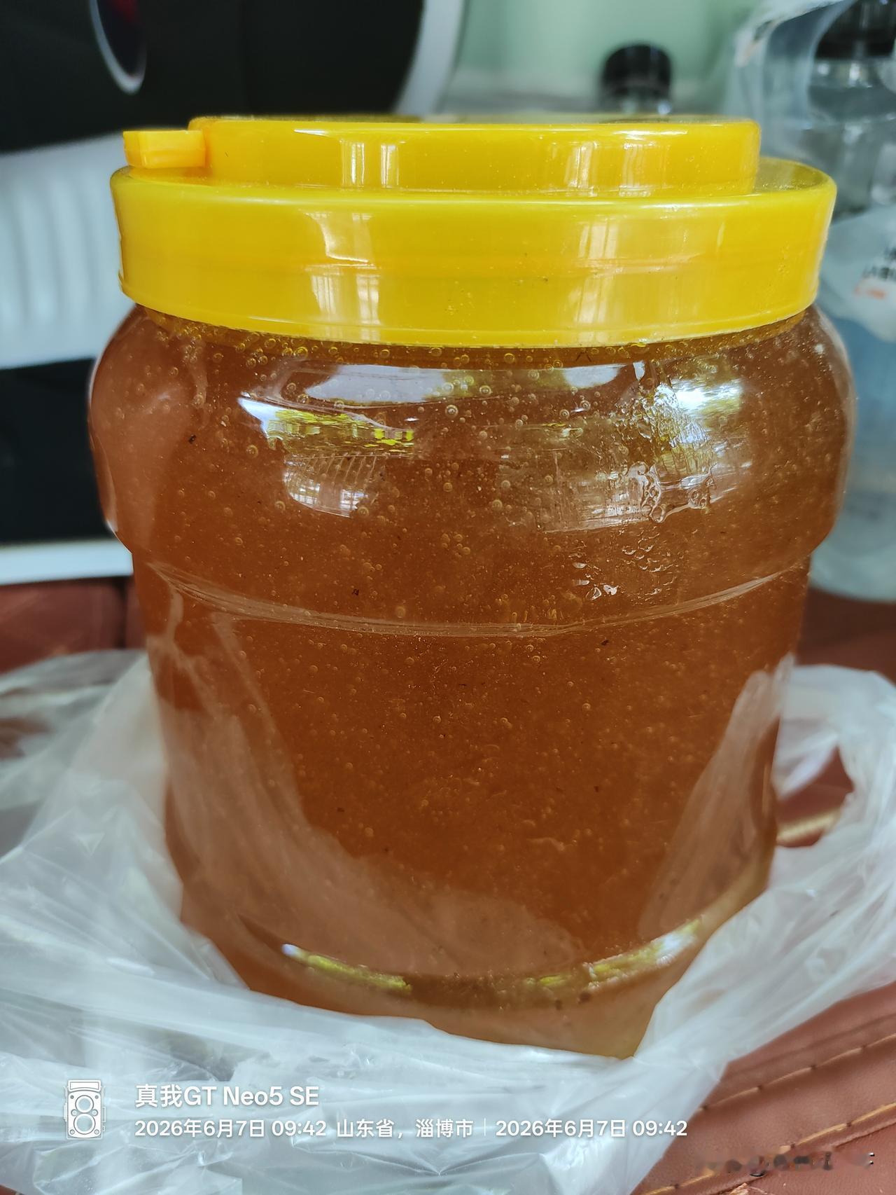 土蜂蜜是手摇出来的

在南定矿机路三叉路口北侧，遇到了从临淄老家开三崩子来卖蜜的