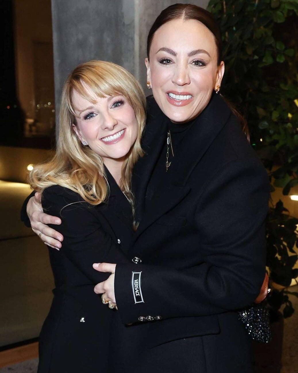 生活大爆炸 两女主重聚！好莱坞报道者喜剧女主夜组图，Melissa Rauch和