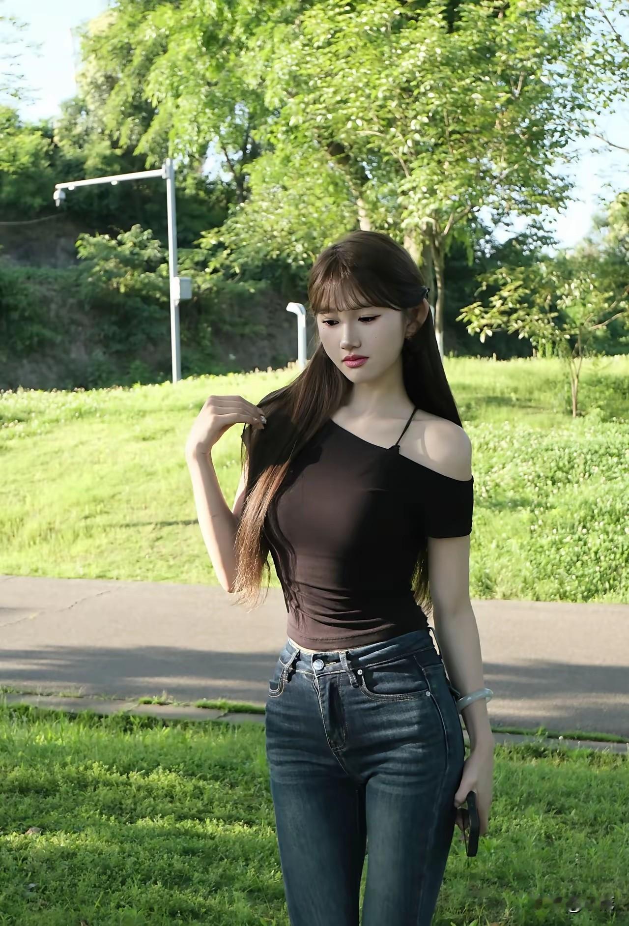 风吹草地，阳光正好
身边来来往往不少行人
却没有一个愿意停下脚步陪我走走
你猜猜