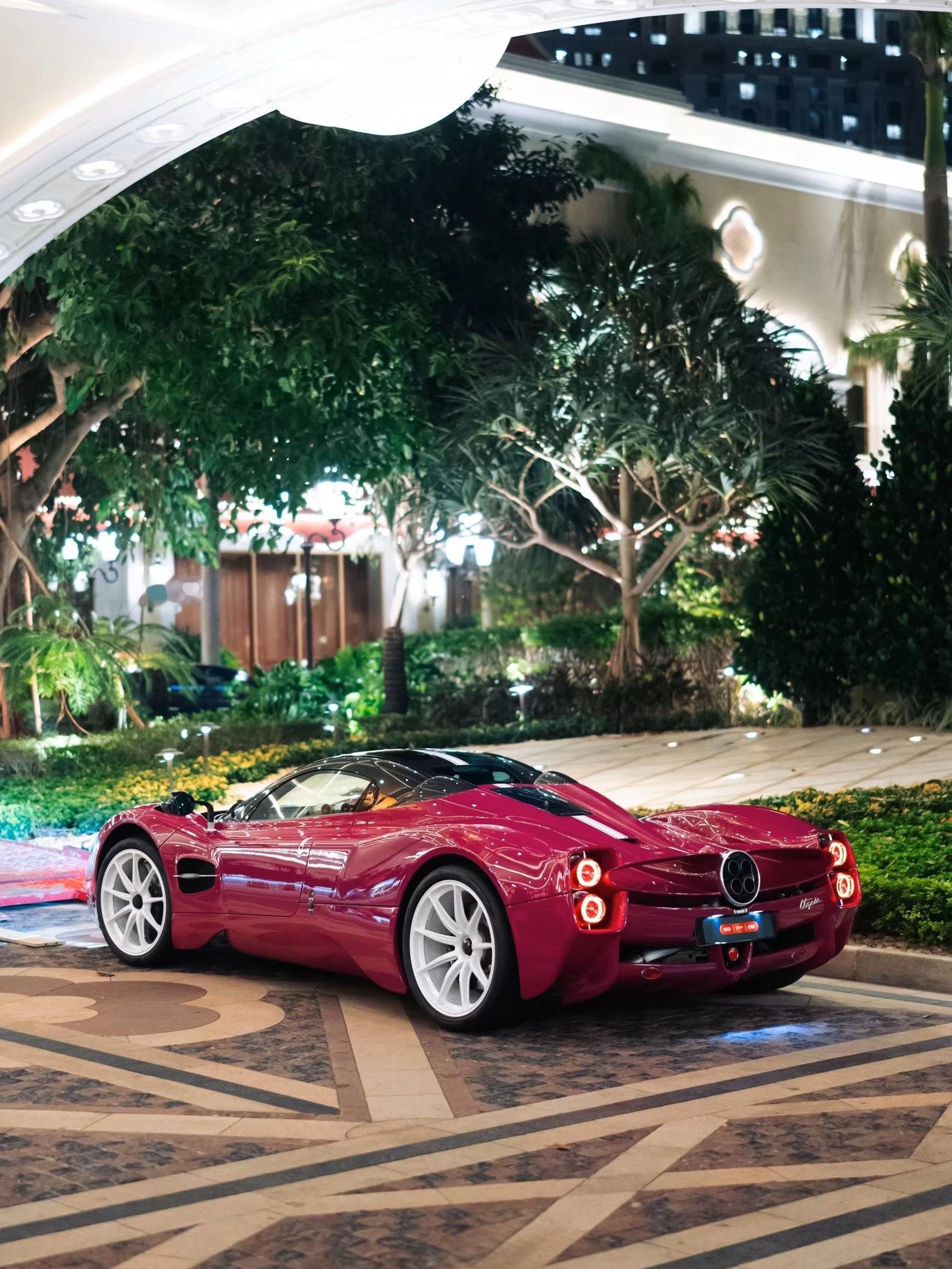 这么美的一台Pagani Utopia在参展的第一天就被玻璃磕坏了，车主的心里一