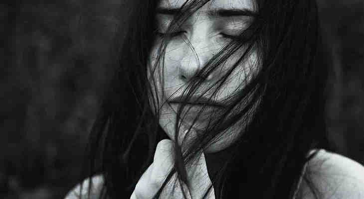 “我是一个会爱女人的女人。”—— 邱妙津《鳄鱼手记》 