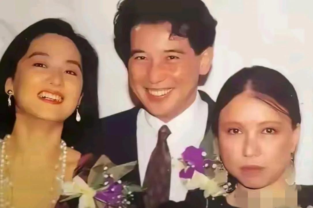 镜头中的林青霞笑靥如花，可牙齿看上去参差不齐；秦汉虽西装革履，喜容绽放，但看上去