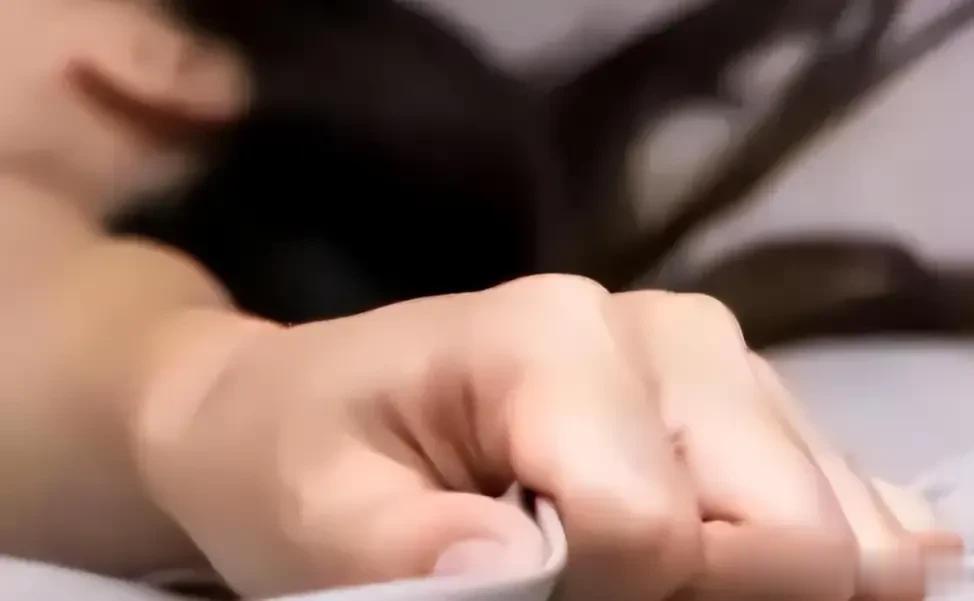 朱女士今年48岁，小学文化，有癫痫病史，记忆力不好。三年前，她的丈夫去世了，所以