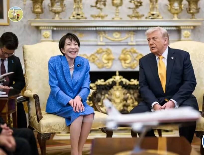 高氏早苗见到特朗普的小表情真的很好笑，真的像一个害羞的小女孩，而且极尽谄媚。真应