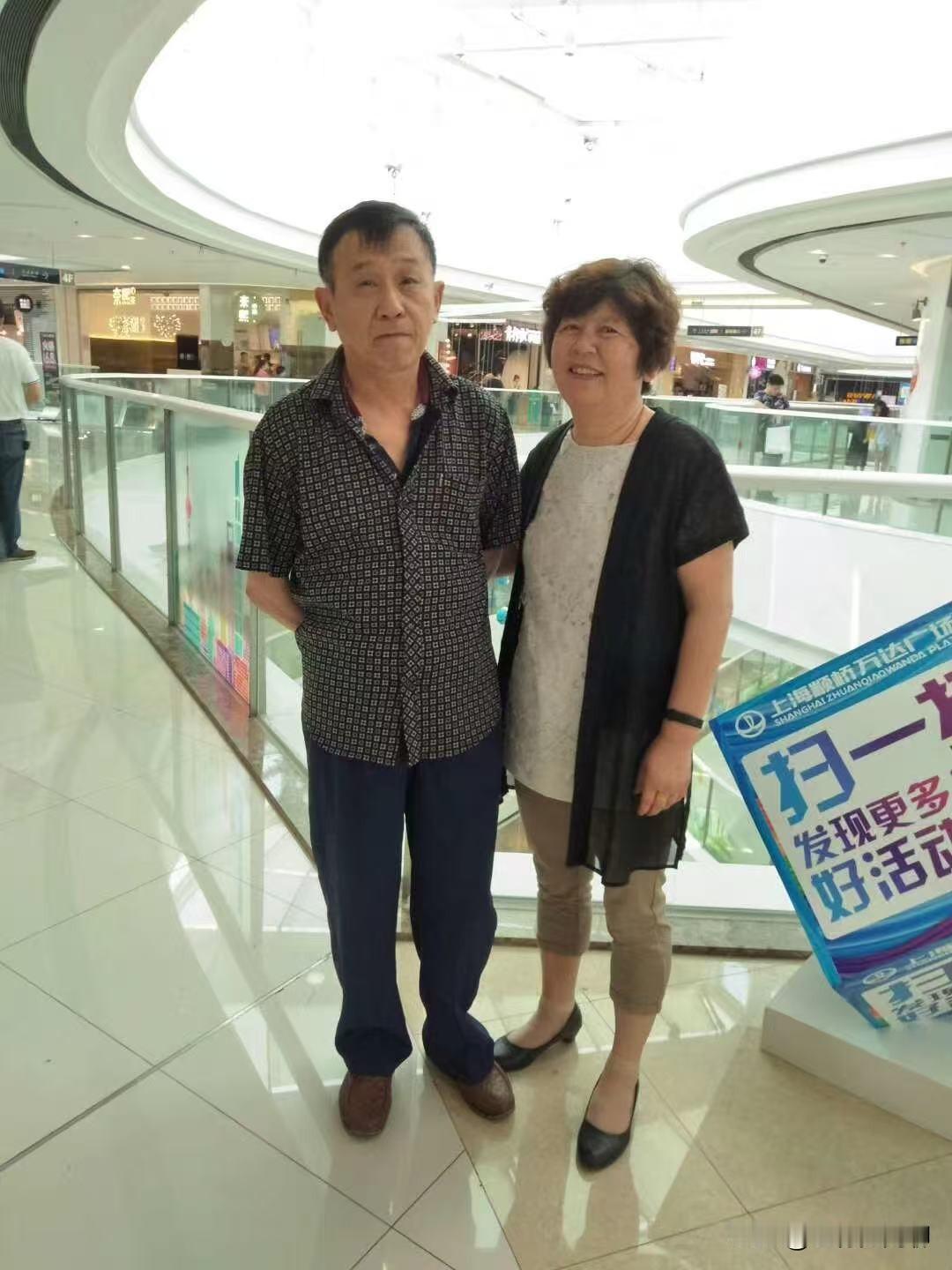 冬日生活打卡季冬来枫叶落随风，我随夕阳惬意过。