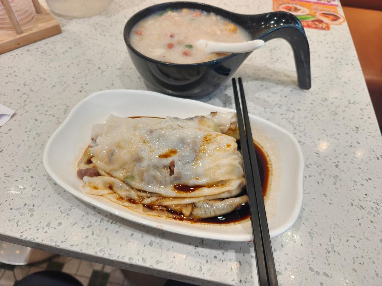 晒一晒你的今日早餐这就是我今日的早餐，够失礼吧？一碗荔湾艇仔粥，一碟牛肉肠粉。但