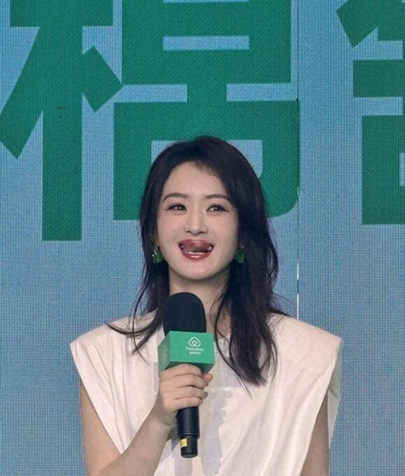 赵丽颖离婚后不再骨感！白T恤配长裙脸蛋圆润饱满，肉肉脸反而更显贵气