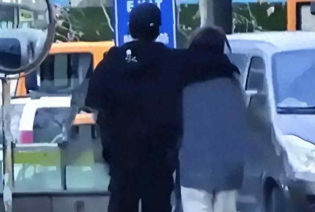 陈思诚佟丽娅同餐被拍，前妻复出成热搜，他们却只谈孩子