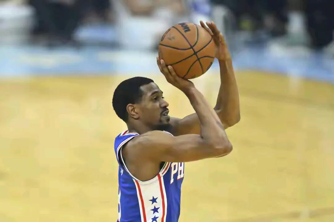 勇士继续补强后卫，1年1280万签约梅尔顿，作为球队首发分卫。
第一，汤普森去独