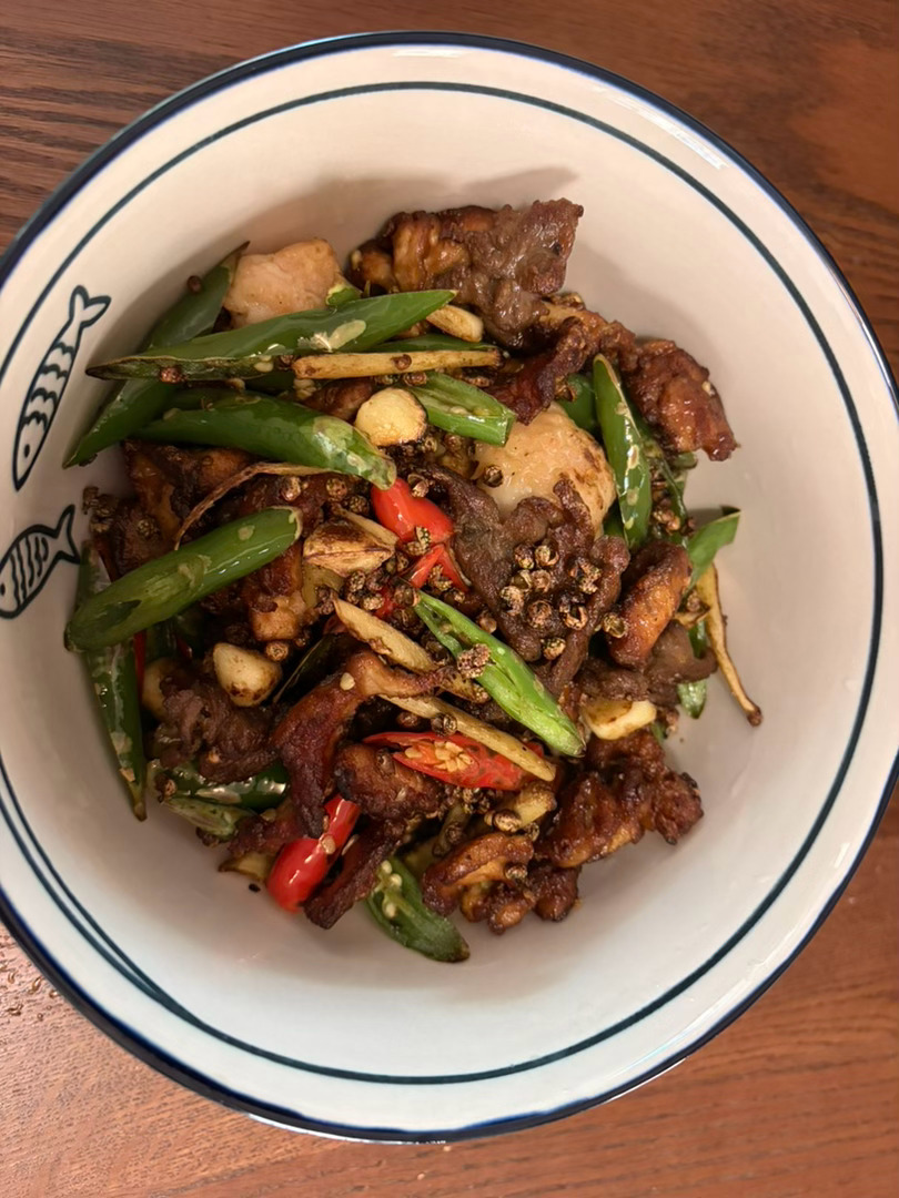 昨天尝试了图1的椒麻鸡，发现味道不错，于是今天灵机一动，拿上次吃火锅剩的潮汕牛肉