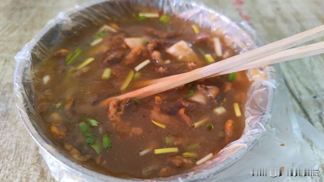记得小时候能喝上一碗焦鱼汤是多么的奢侈，疫情解封后来街上吃早餐，最先想到就是这个