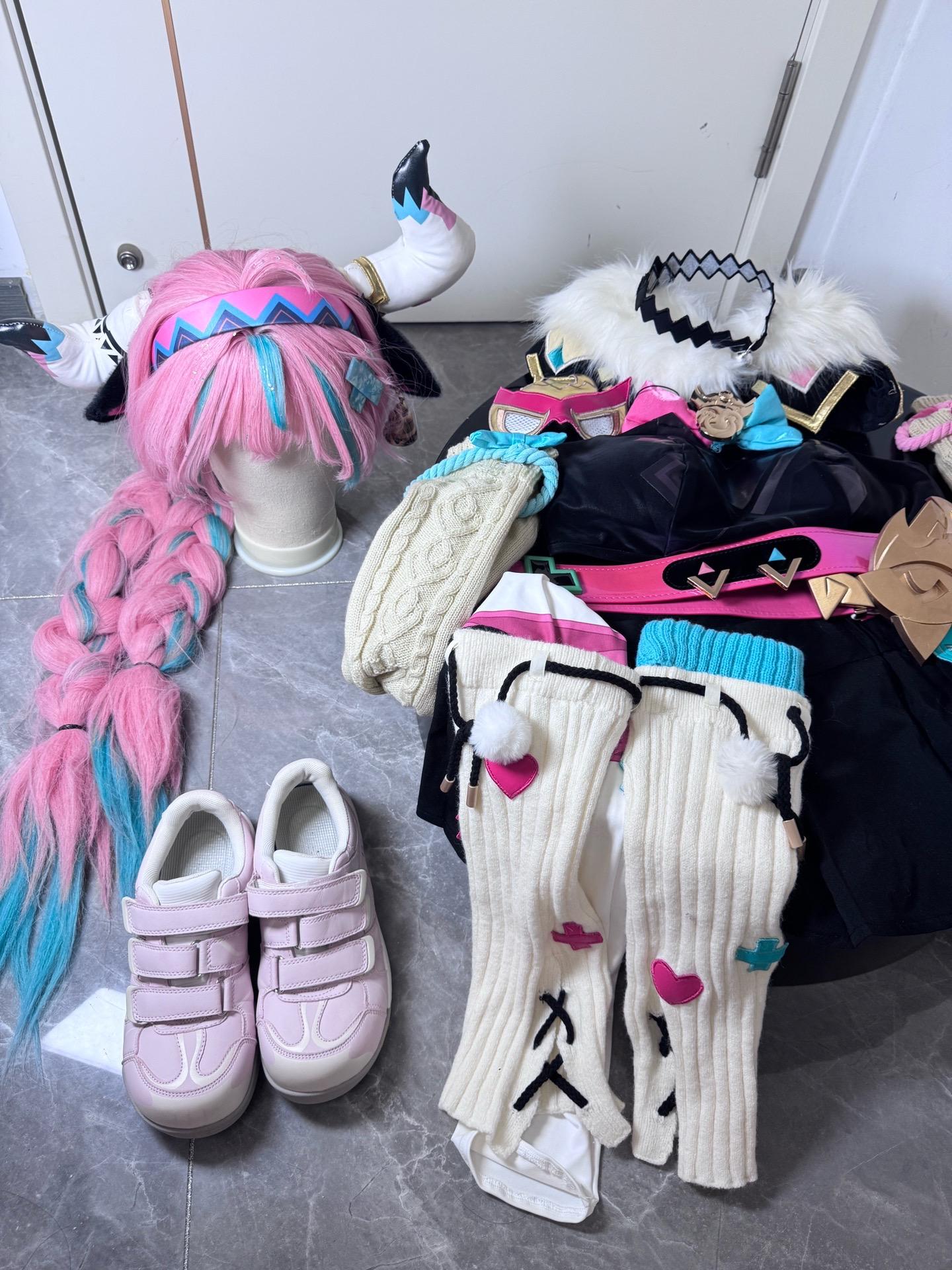 弥补了瓦蕾莎不能自拍的遗憾cos