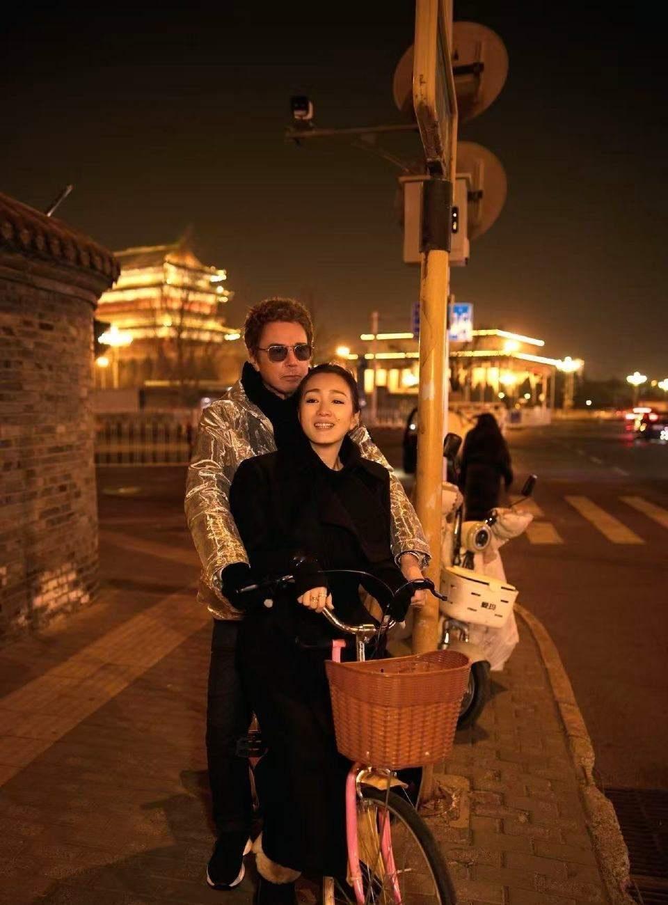 巩俐老公让雅尔比张艺谋还大两岁，但77岁的让雅尔明显更年轻。这两年张艺谋在陈婷的