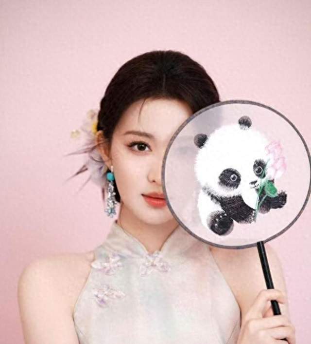 范丞丞直球夸“你穿旗袍好美”，王楚然一句“被夸习惯了”