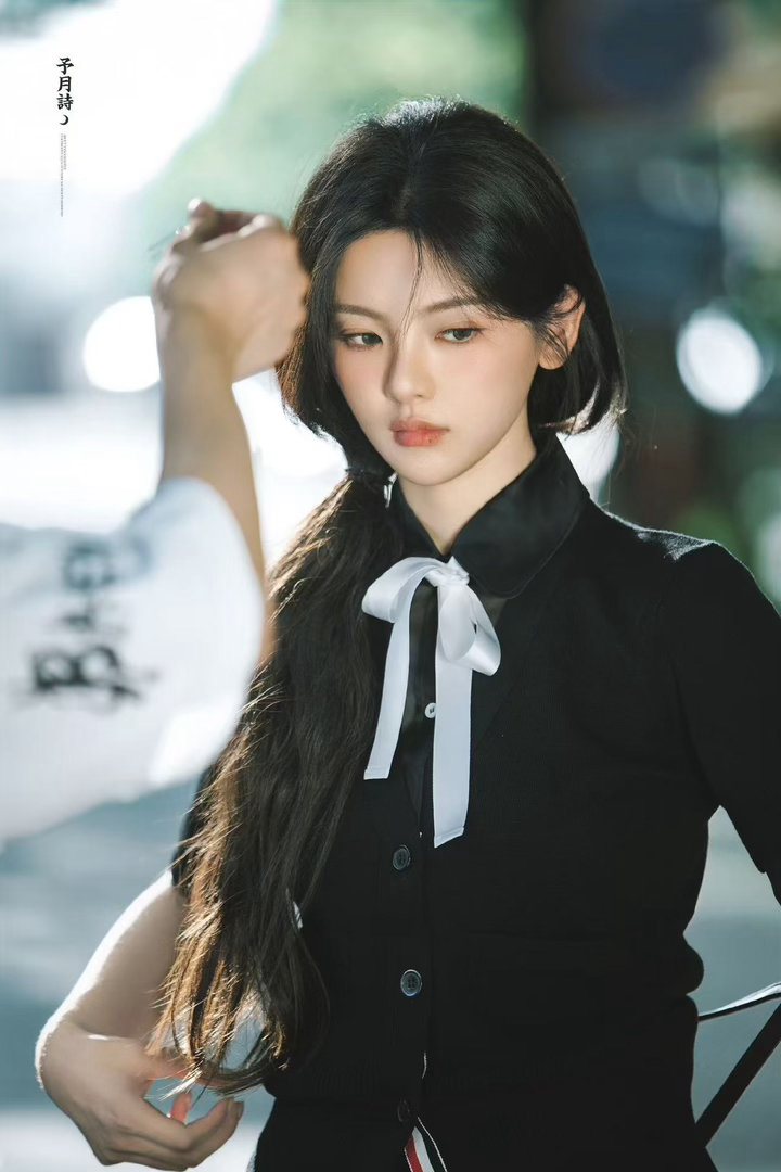 杨超越蒋龙杨超越张弛演我被点名 杨超越蹲下那一下，速度比我当年躲班主任还快。有些