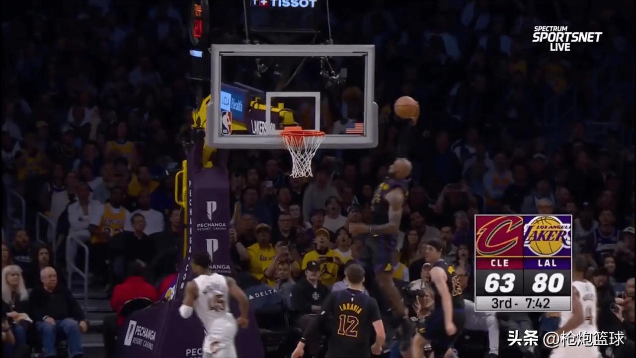 米切尔汗颜啊

湖人127-113骑士，比赛第三节一次进攻中，湖人抢断反击，里夫