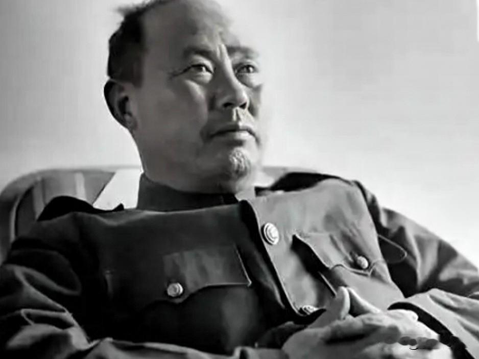 傅作义与陈长捷是保定军校同窗，相交多年，情谊深厚。1948年平津战役前夕，傅作义