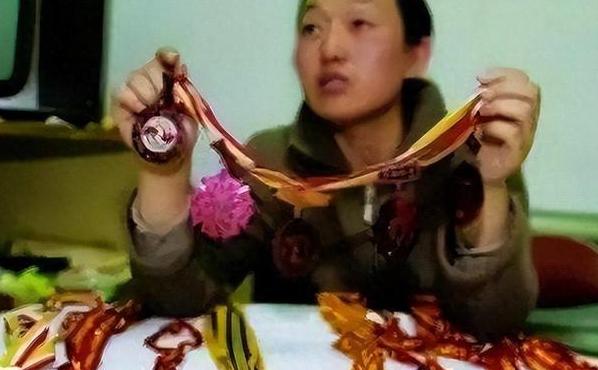 就那颗白色的小药片，教练说是“营养品”，她信了，一吃就是六年，代价是，她这辈子，