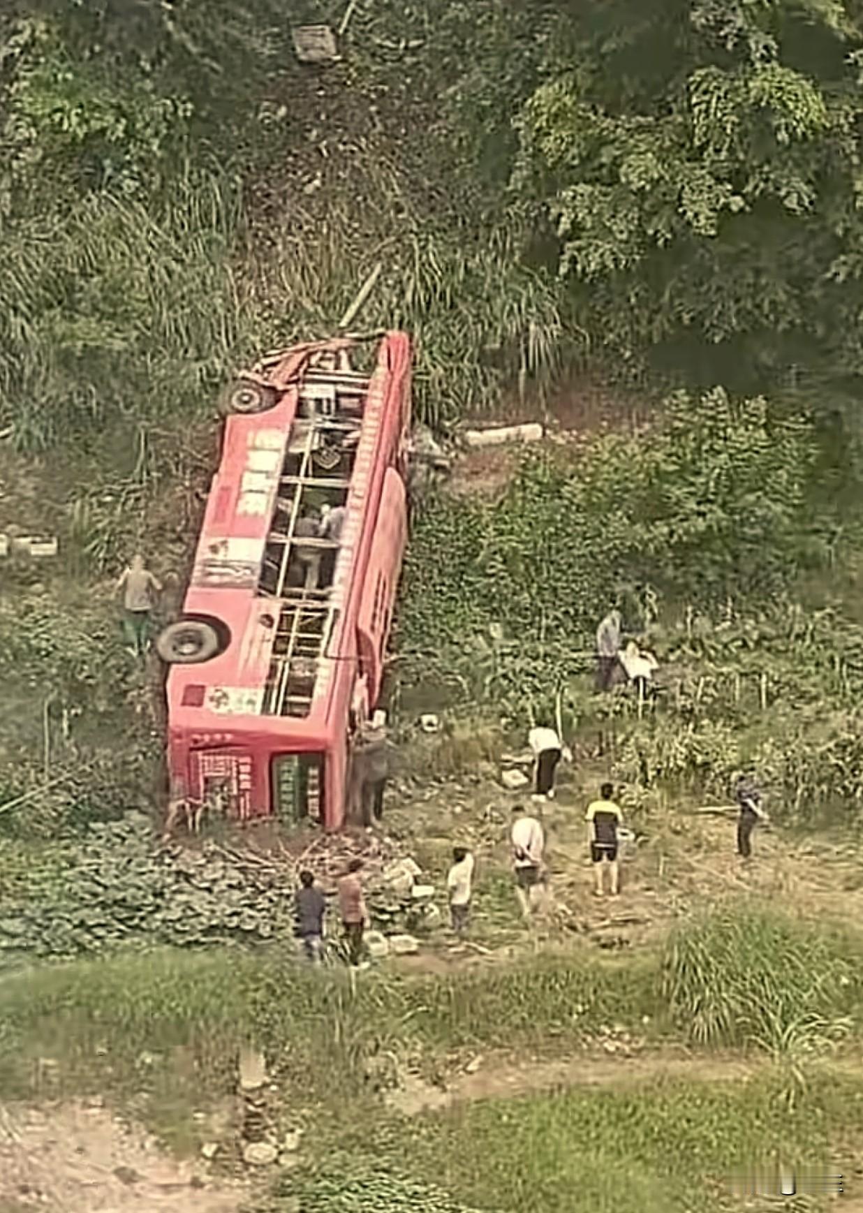 突发，今天下午3点左右，广西梧州一辆3路公交车，在行驶过程中坠落西江边。
这是公