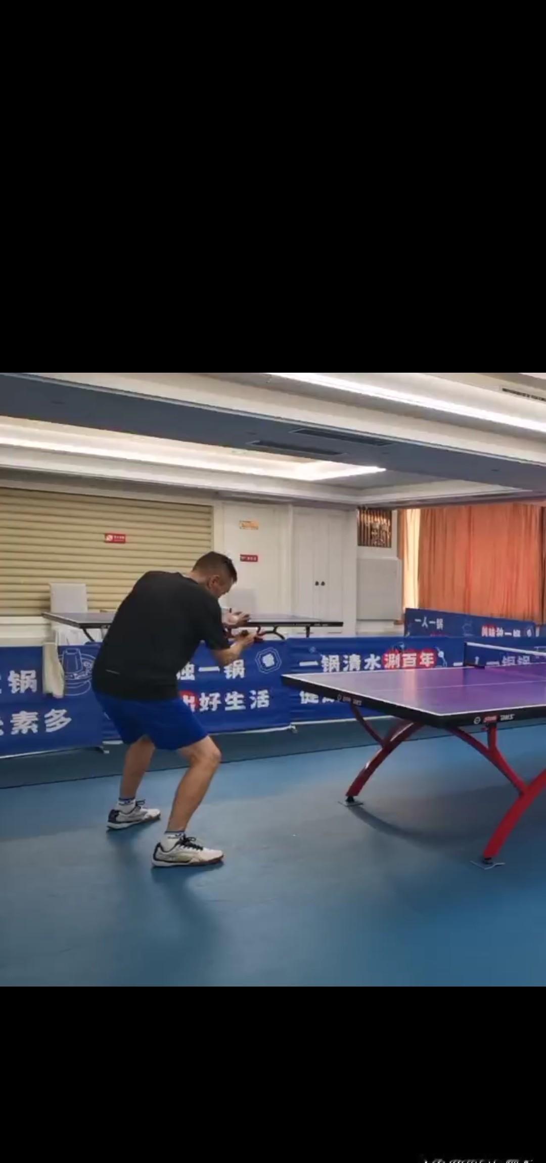 抽签组队那天，老邢的中路追身球突然不灵了。
他抽到了小李。
小李上周还接不住他的