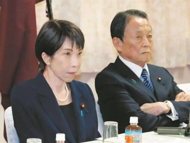 能收拾高市早苗的人终于出手了！原来这位女首相不怕支持率暴跌，不怕丑闻缠身，连党内