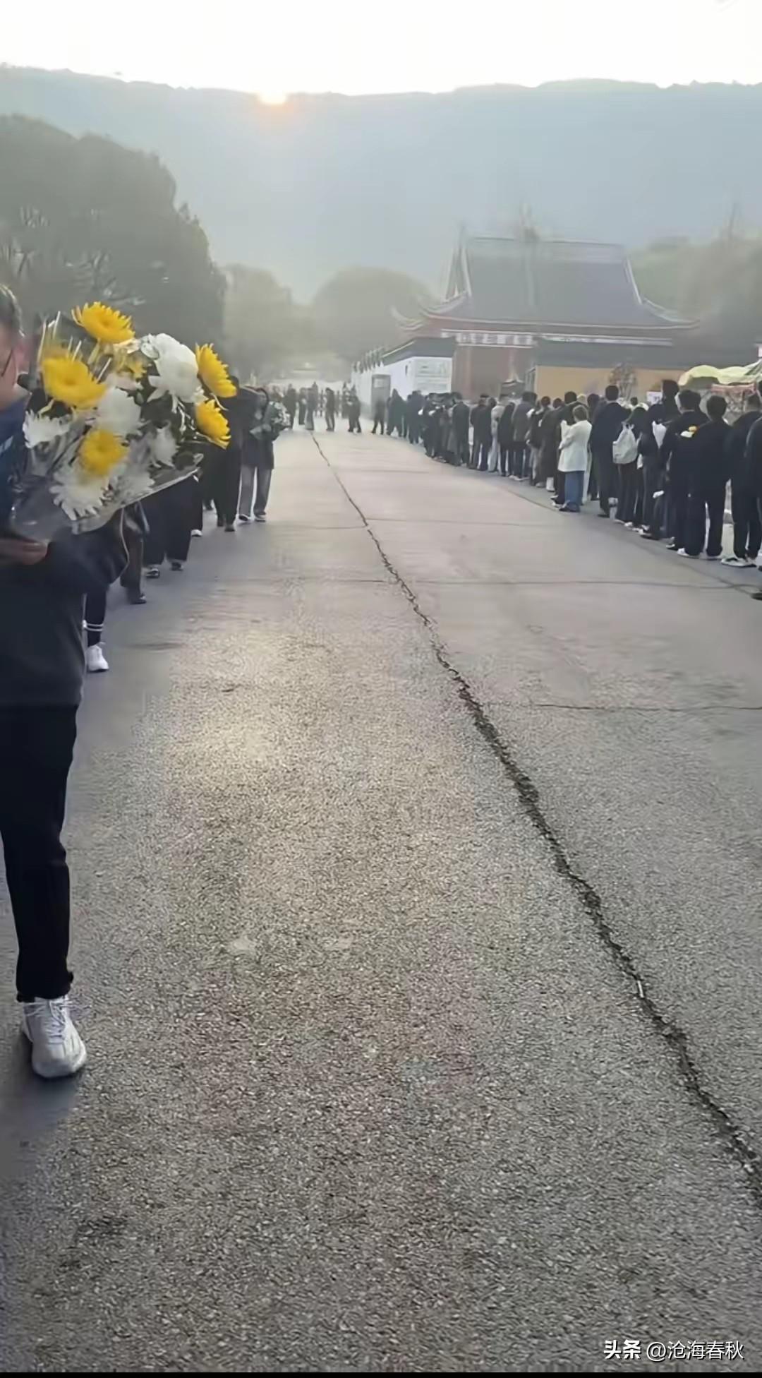 明明素未谋面
可是心里为什么这么难过
看到送葬这个情景
不止一次地鼻尖发酸，眼泪