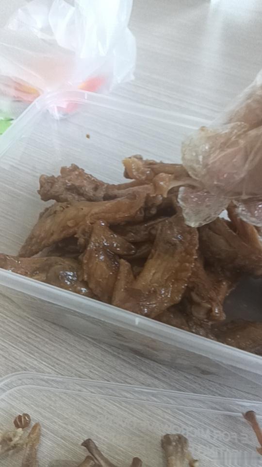 谁不想在上班的第1天就和老板酣畅淋漓的啃鸡翅尖？ 