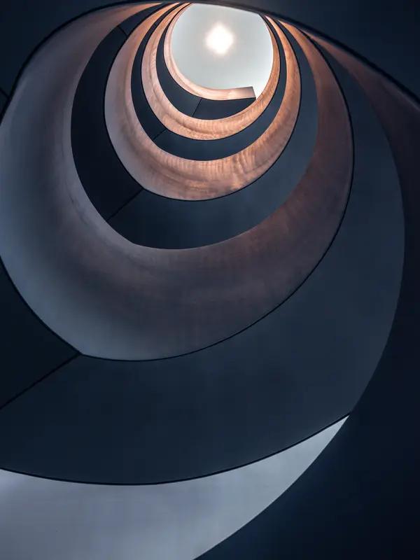 想让人生更完美，先得把“完美”从字典里删掉。别像被上了发条，在他人期待里打转，追