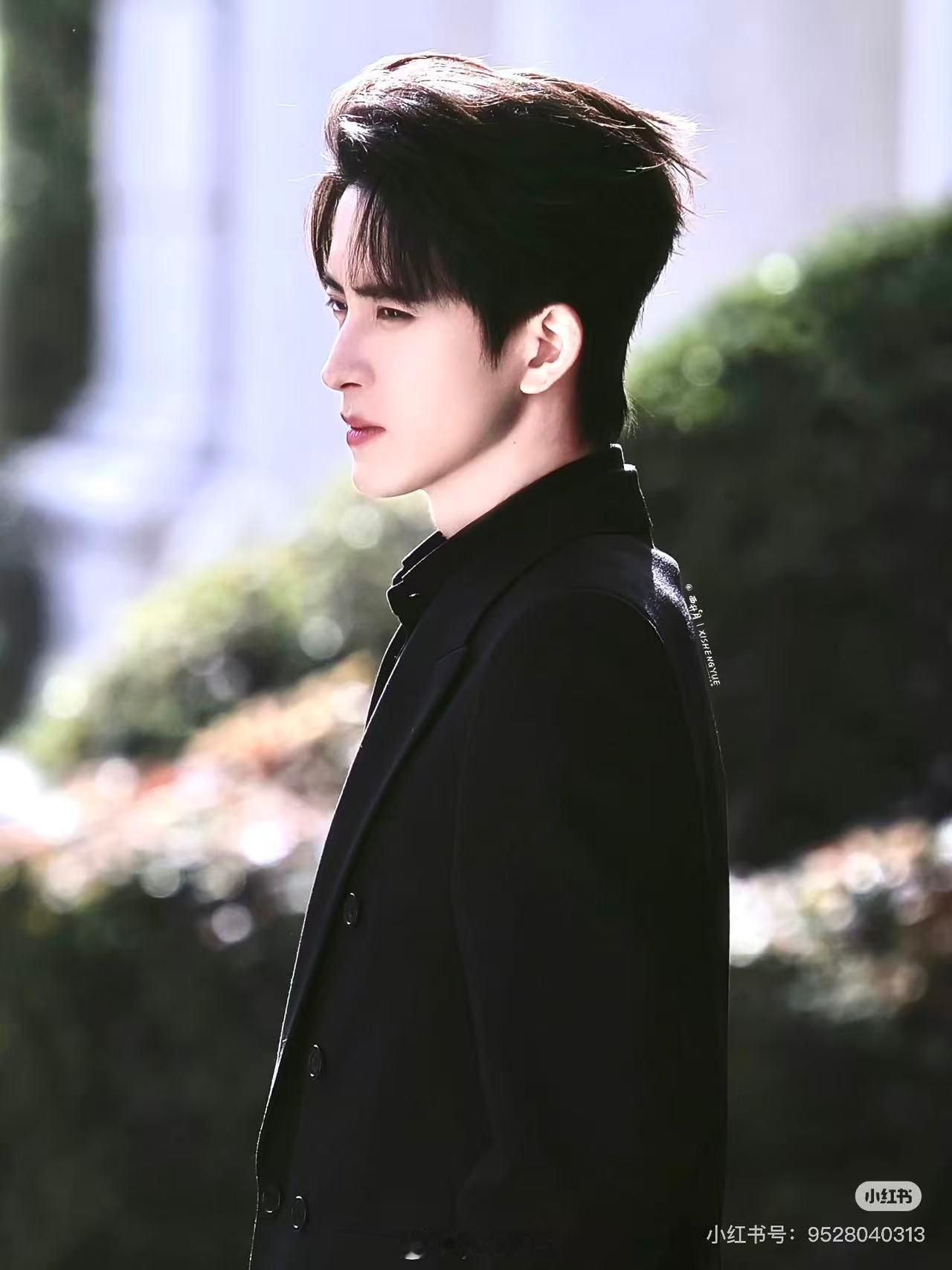 敖瑞鹏不二之臣西装路透敖瑞鹏今日不二之臣西装路透，肩宽腿长绝了，仿佛从小说里走出